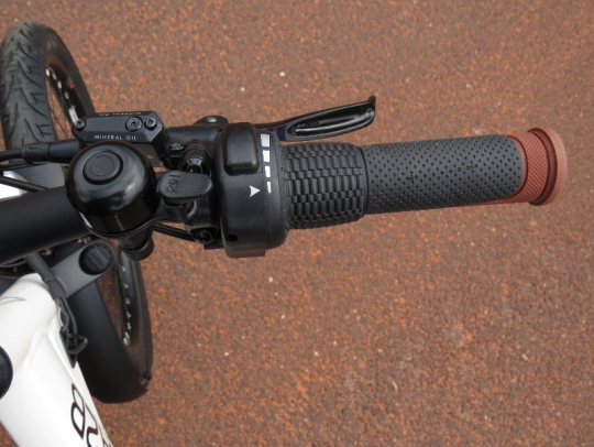 On the right side of the handlebar is the twist grip throttle, Tektro Aurigia E-Comp Hydraulic disc brake lever, and bell.