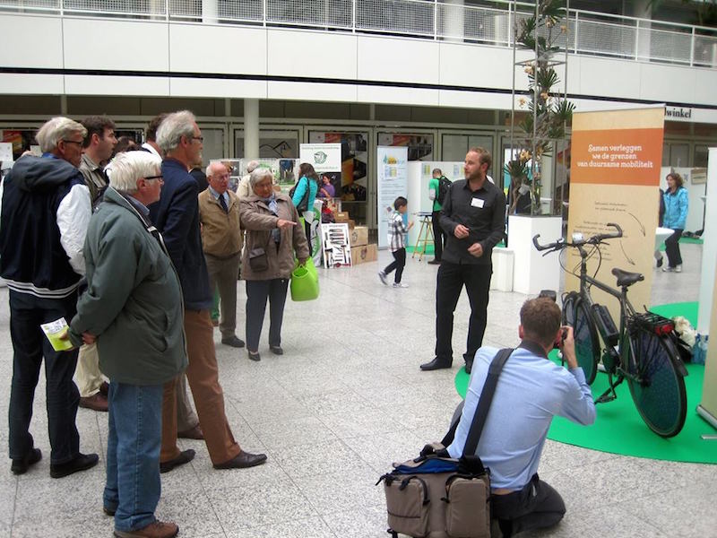 dutch solar electric bike crowd