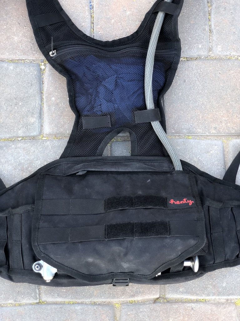 Henty Enduro Backpack, el híbrido entre mochila y riñonera.