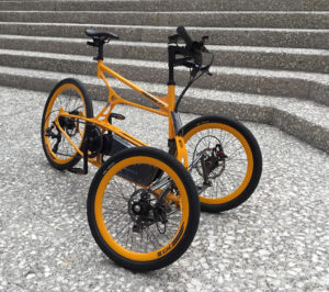 Tilting electric online tricycle