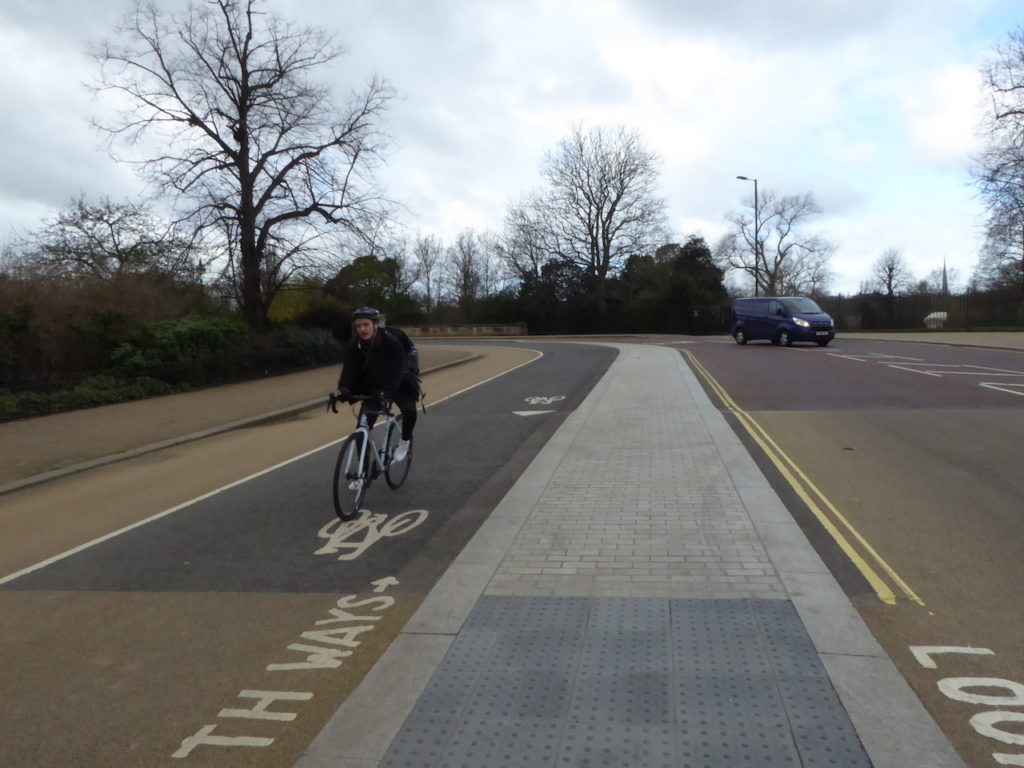 giant hyde park bike