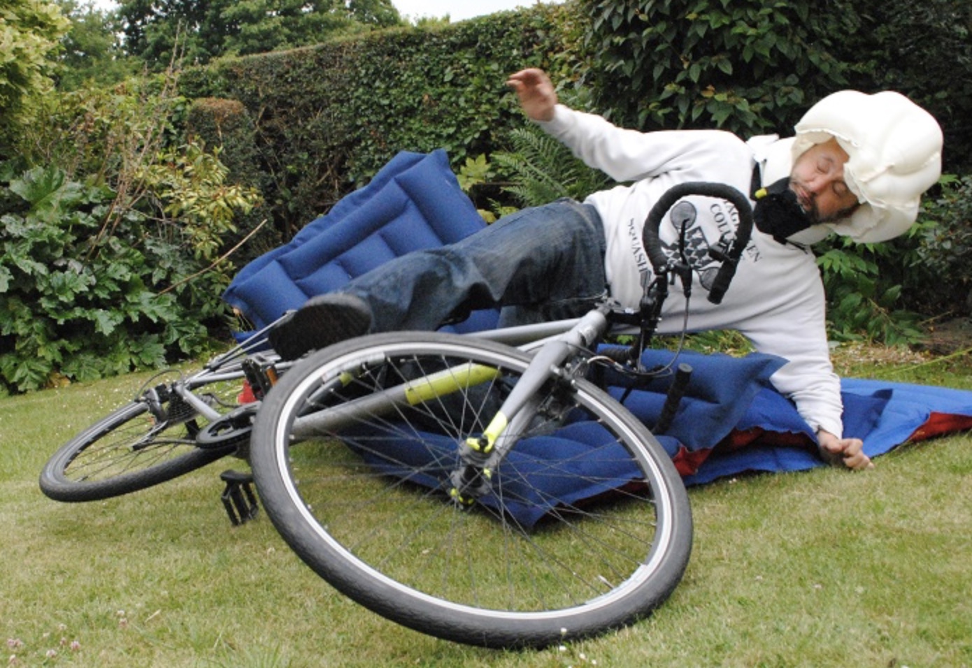 Accessory Roundup Hovding 3 Air Bag Helmet, Shimano ET5 Cycling Shoes