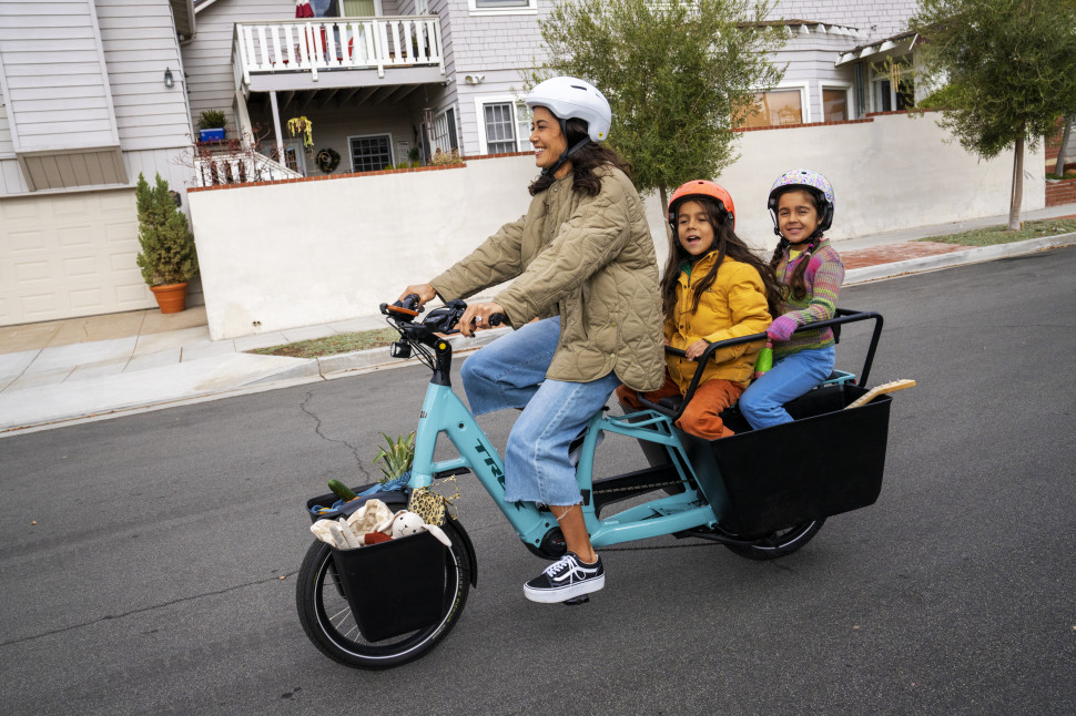 TREK’S KIDDY-CARRYING E-CARGO BIKES