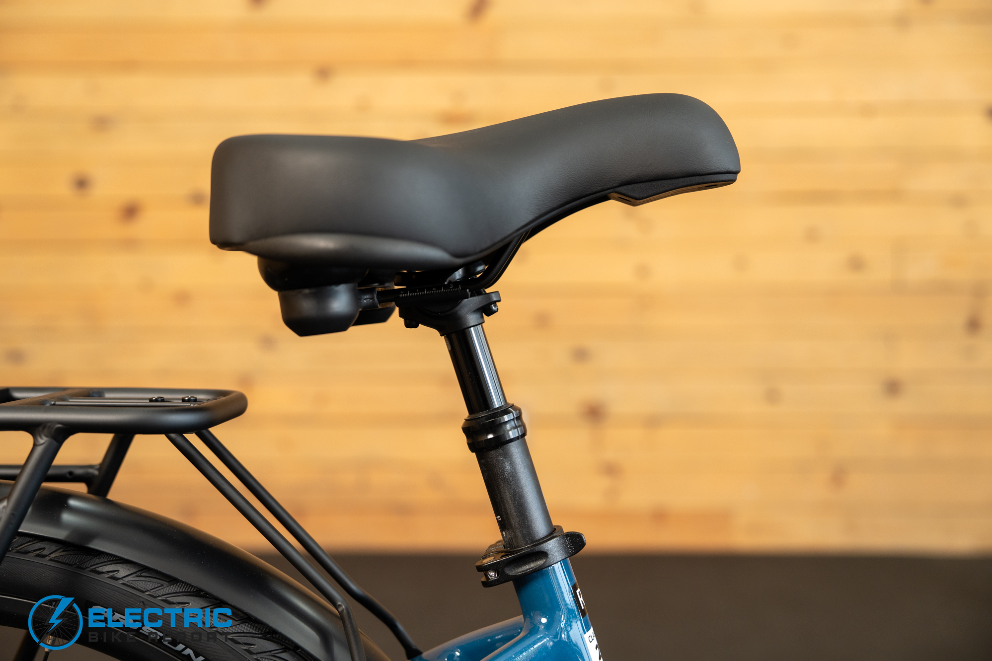 AIMA Key West 2.0 electric bike saddle and seat comfort detail view