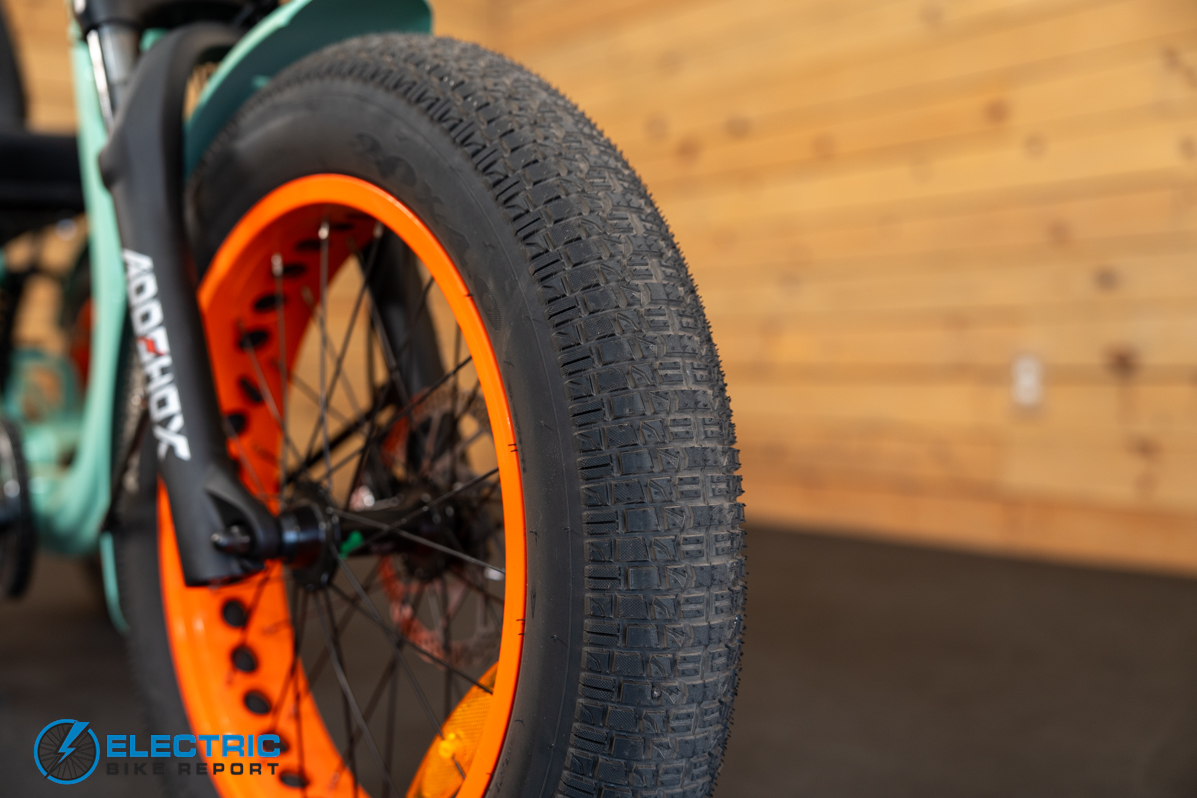 Addmotor Freetan M-368X fat tire tread pattern close-up