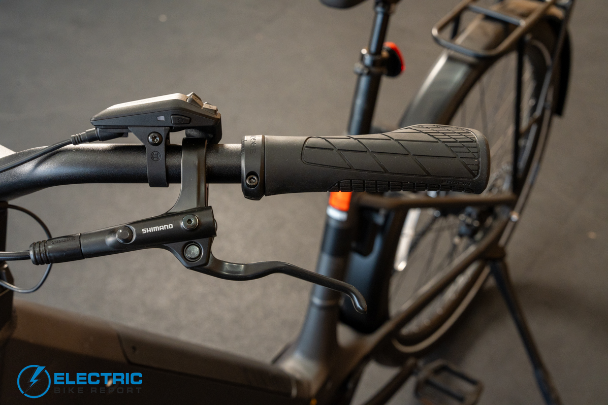 Canyon Precede:ON Comfort 7 left side handlebar and front end close-up view