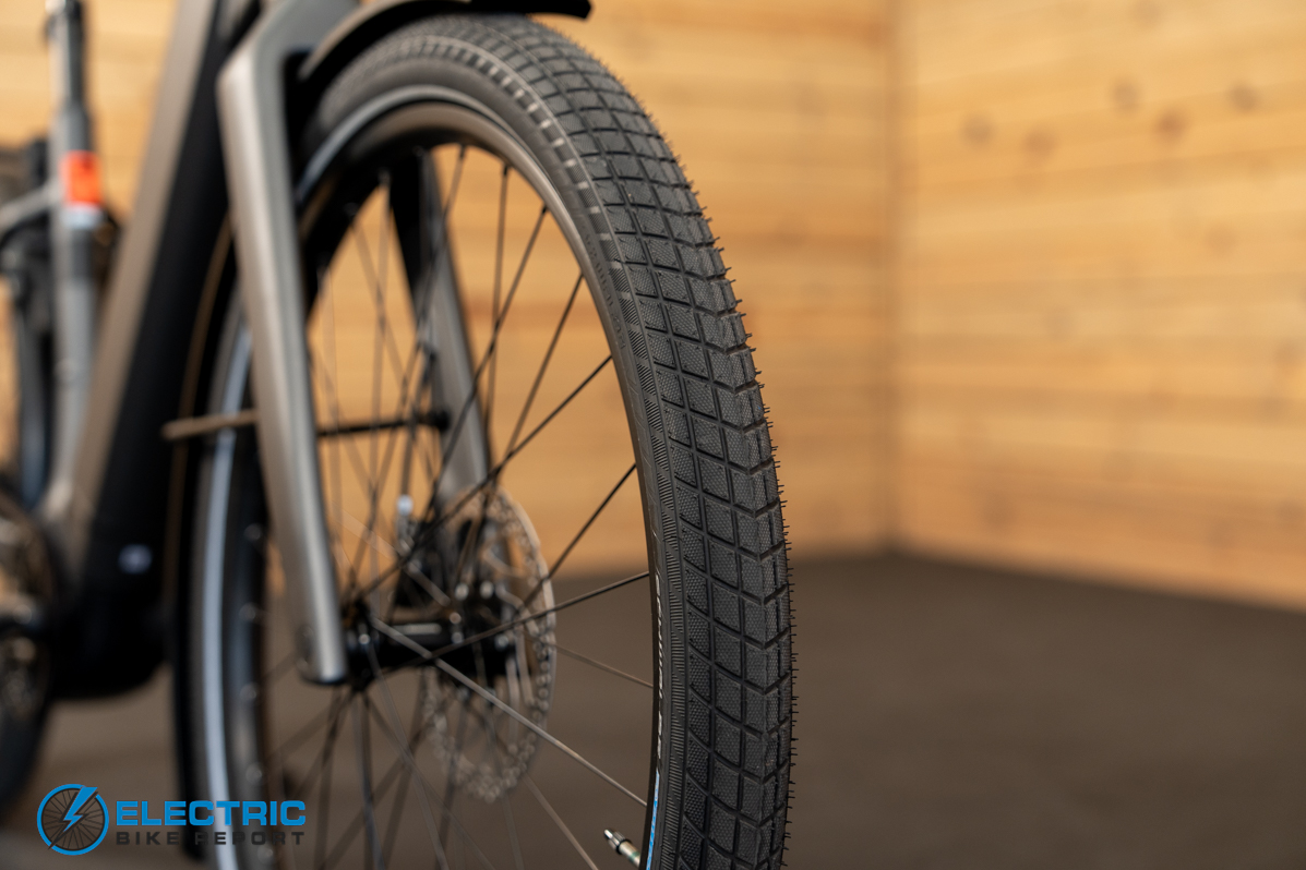 Canyon Precede:ON Comfort 7 tire tread pattern close-up detail shot