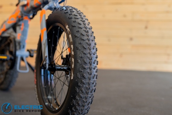 Jupiter Defiant tire