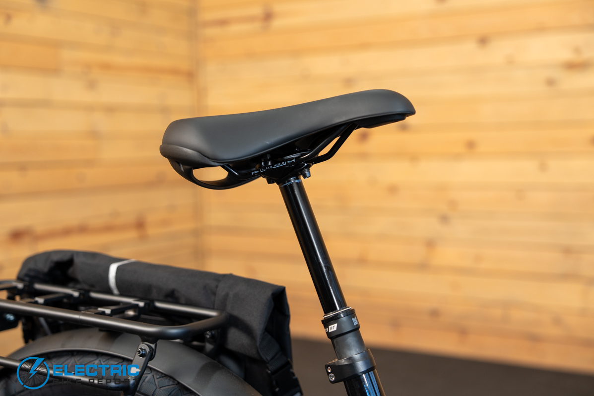 Momentum Vida E+ EX saddle detail close up view
