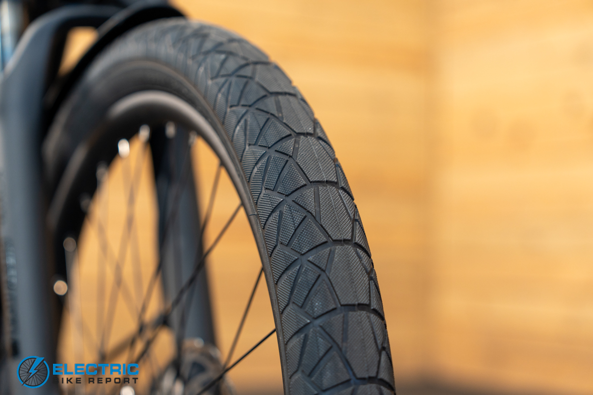 Momentum Vida E+ EX tire tread pattern close up detail