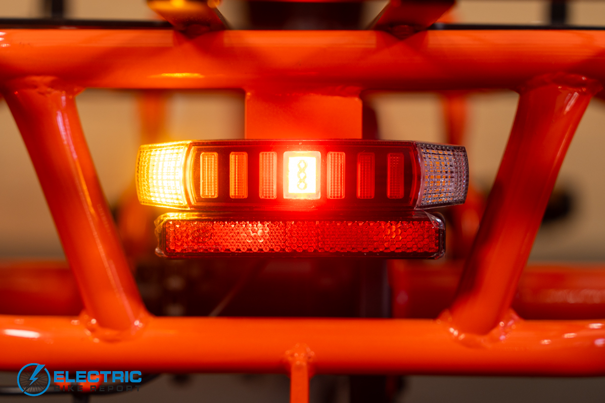 Mooncool TK2 taillight with left turn signal blinker activated