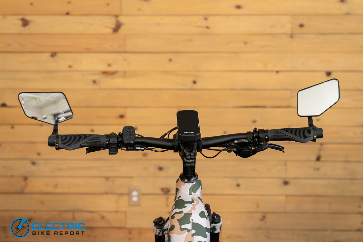 Puckipuppy Labrador Pro ST cockpit controls handlebars and display up close